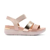 Sandalias bajas color rosa pálido con plataforma blanca. Presentan dos tiras anchas de cuero sintético color rosa y una tira dorada sobre el empeine, además de una tira elástica color beige en el tobillo.