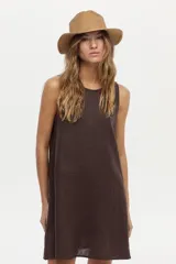 Vestido corto de lino blanco, sin mangas, con cuello redondo y diseño holgado.