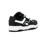 Championes urbanos Pony modelo M100 Low II, de diseño inspirado en el skate, con combinación de colores negro y blanco, cierre de cordones y suela de goma con relieve.