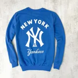 Buzo deportivo azul con cuello redondo, puños y cintura acanalados. Estampado frontal con el logo de los New York Yankees y la inscripción "New York" en color blanco.