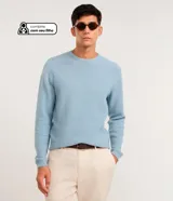 Suéter de punto para hombre, modelo comfort, con textura acanalada horizontal. Tiene cuello redondo, mangas largas, y bajo y puños ajustados con rib.