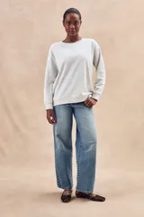 Sweater gris melange de algodón peinado con poliéster, de calce oversize, cuello redondo y mangas largas.