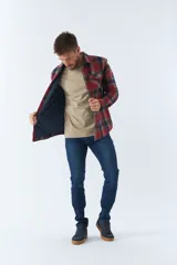 Sobrecamisa de viyela a cuadros rojos y azules con interior capitoneado, corte regular, manga larga, cierre con botones, bolsillos frontales y logo en grifa de cuero.