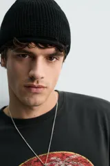Gorro de punto tejido en hilatura de lino, con diseño clásico y acabado con vuelta en el borde.