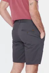 Bermuda gris con bolsillos laterales y traseros.