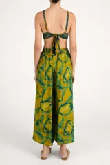Pantalón de corte fluido color mostaza, con estampado geométrico abstracto en tonos verdes, cintura elástica y diseño amplio.