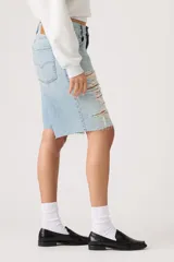 Bermuda de jean tiro medio color celeste claro, estilo baggy con roturas y flecos en los bordes.