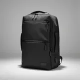 Mochila de viaje color negro con múltiples compartimentos, bolsillos frontales con cierre, puerto USB integrado y diseño resistente al agua.