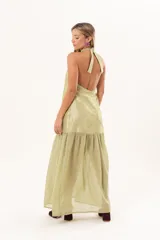 Vestido largo verde con cuello halter, cuerpo con diseño de rombos pespuntados y falda fluida transparente.