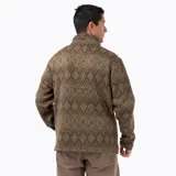 Campera polar con cierre frontal completo, confeccionada en tejido exterior tipo punto con estampado geométrico. Cuenta con cuello alto, bolsillos laterales y un bolsillo frontal con cierre en el pecho, además de un parche con el logo de la marca.