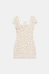 Vestido mini de escote cuadrado y mangas cortas abullonadas, con estampado de lunares. Cuenta con espalda descubierta con detalle de tiras ajustables y cierre lateral oculto.