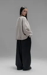 Buzo de cuello redondo confeccionado en frisa de algodón, con diseño de hombros caídos y calce regular. Presenta un bordado del logo en el frente y terminaciones en punto rib en cuello, puños y ruedo.