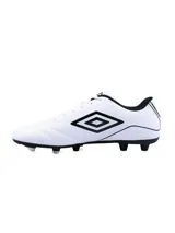 Championes de fútbol Umbro modelo Classico III HG para hombre, color azul marino con detalles y logo en naranja. Presentan una suela con tapones moldeados fijos (HG) para césped firme.