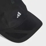 Gorro Adidas Adizero negro con logo Adidas y detalles reflectantes.
