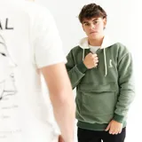 Canguro verde seco con capucha y cordones blancos, cierre parcial con cremallera, bolsillo tipo canguro y logo bordado en el pecho.