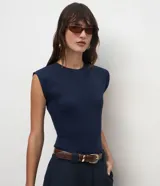 Blusa de cuello redondo confeccionada en tejido rib de algodón con elastano, de corte ajustado y diseño sin mangas con hombros marcados.