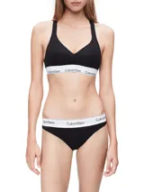 Bralette deportivo negro de algodón modal, con copas sin costuras con relleno, tiras cruzadas en la espalda y banda inferior elástica blanca con logo de Calvin Klein.