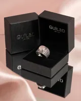 Anillo de plata 925 con diseño de filigrana y piedra central de cuarzo rosa en corte cuadrado.