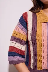 Cárdigan tejido a crochet con rayas verticales multicolores, cuello camisero y mangas 3/4.