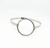 Gargantilla plateada de acero con dije circular.