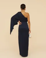 Vestido largo de fiesta azul marino, con un solo hombro y corte asimétrico.