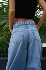 Jeans de denim de tiro alto y pierna ancha tipo extra wide, con bolsillos traseros aplicados y diseño exclusivo de corte amplio con costuras frontales diagonales.