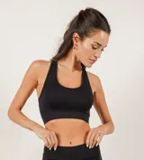 Top deportivo negro de microfibra sin costuras, con breteles anchos y espalda deportiva.