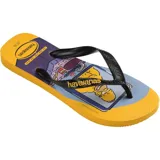 Ojotas Havaianas con diseño estampado de Homero Simpson frente al espejo. Presentan tiras negras con el logo de la marca en relieve y base de goma con combinación de colores amarillo, azul y violeta.