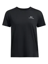 Remera deportiva de manga corta Under Armour, confeccionada en tejido técnico elástico con tecnología UA RUSH™ que refleja la energía corporal. Presenta cuello redondo, corte holgado y bajo con abertura lateral.