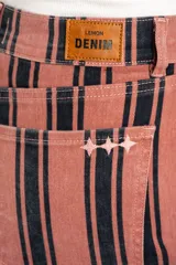Jean wide leg de tiro alto con diseño de rayas verticales oscuras sobre base rosada, con bolsillos laterales y traseros y presillas para cinto.