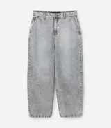 Pantalón de jean corte baggy, de tiro alto y pierna ancha, con diseño de cinco bolsillos, trabillas para cinturón y cierre frontal con botón y cremallera.