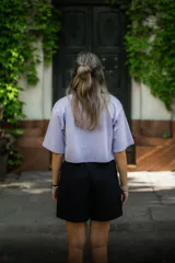 Crop top negro, lila, borgoña y salmón de algodón, corte oversize y estampado en serigrafía en la manga.