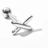 Aro de acero plateado con forma de cruz.