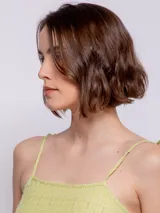 Vestido corto verde lima con textura arrugada, tirantes finos y corte recto.