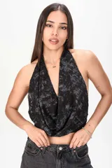 Top halter negro con diseño estampado y escote drapeado.