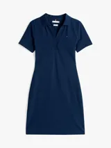 Vestido azul marino tipo chomba de algodón elástico, corte slim, largo hasta la rodilla, cuello en V y mangas cortas.