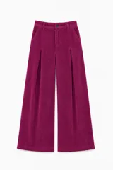 Pantalon de pana color fucsia, de corte ancho y tiro alto, con pinzas frontales y cierre de botón y cremallera.