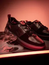 Championes de edición limitada inspirados en Darth Vader, en color negro con detalles en rojo. Presentan una construcción en cuero y descarne, con cierre de cordones y suela de TPR.