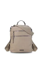 Mochila color beige de símil cuero con doble apertura superior con cierre. Incluye dos bolsillos al frente con cierres metálicos, asa rígida de mano y correa de galón. En la espalda correas de galón regulables.