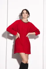 Vestido corto tipo sweater de punto color rojo con cuello redondo marrón y mangas largas.
