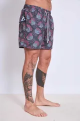 Short de baño celeste con estampado de motivos playeros en azul marino.