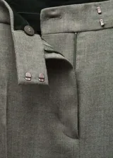Pantalon de vestir de corte flare y tiro medio, confeccionado en tejido mezcla de lana. Presenta bolsillos laterales y bolsillos de ribete en la parte posterior, con cierre oculto de botón, gancho y cremallera.