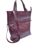 Bolso tote grande de cuero color bordó, con doble asa corta y correa larga regulable extraíble. Tiene cierre superior y dos bolsillos internos. Se puede usar como bolso grande o doblado como cartera de mano.