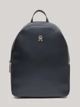 Mochila Tommy Hilfiger de diseño minimalista, confeccionada en poliuretano color azul marino. Presenta un logo monograma TH metalizado en la parte frontal, asa superior y cierre con cremallera.
