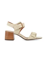 Sandalia de taco cuadrado efecto madera, color off-white con textura reptil, tiras con hebillas metálicas doradas en el empeine y en el talón.