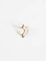 Anillo plateado de diseño abierto con líneas fluidas y acabado brillante.