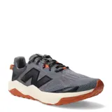 Championes de trail running New Balance Dynasoft Nitrel V6, color gris con detalles en negro y suela de goma color terracota. Presentan malla transpirable, logo N lateral en negro y entresuela acolchada.