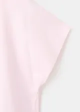 Camiseta de algodón color rosado, con diseño recto, cuello redondo y manga corta.