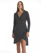 Vestido envolvente de seda fría estampado en blanco y negro, marca Luxology. Presenta escote en V cruzado, cintura elastizada con apliques metálicos en el lateral, manga larga entallada y ruedo asimétrico en el frente.