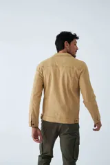 Campera de jean para hombre, de corte regular, con cierre frontal de botones, bolsillos con solapa en el pecho y mangas largas.